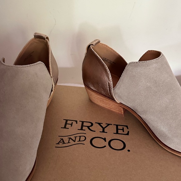 Frye and Co ankle booties.  Gold and bone color in new condition. 7.5M size - Picture 2 of 2